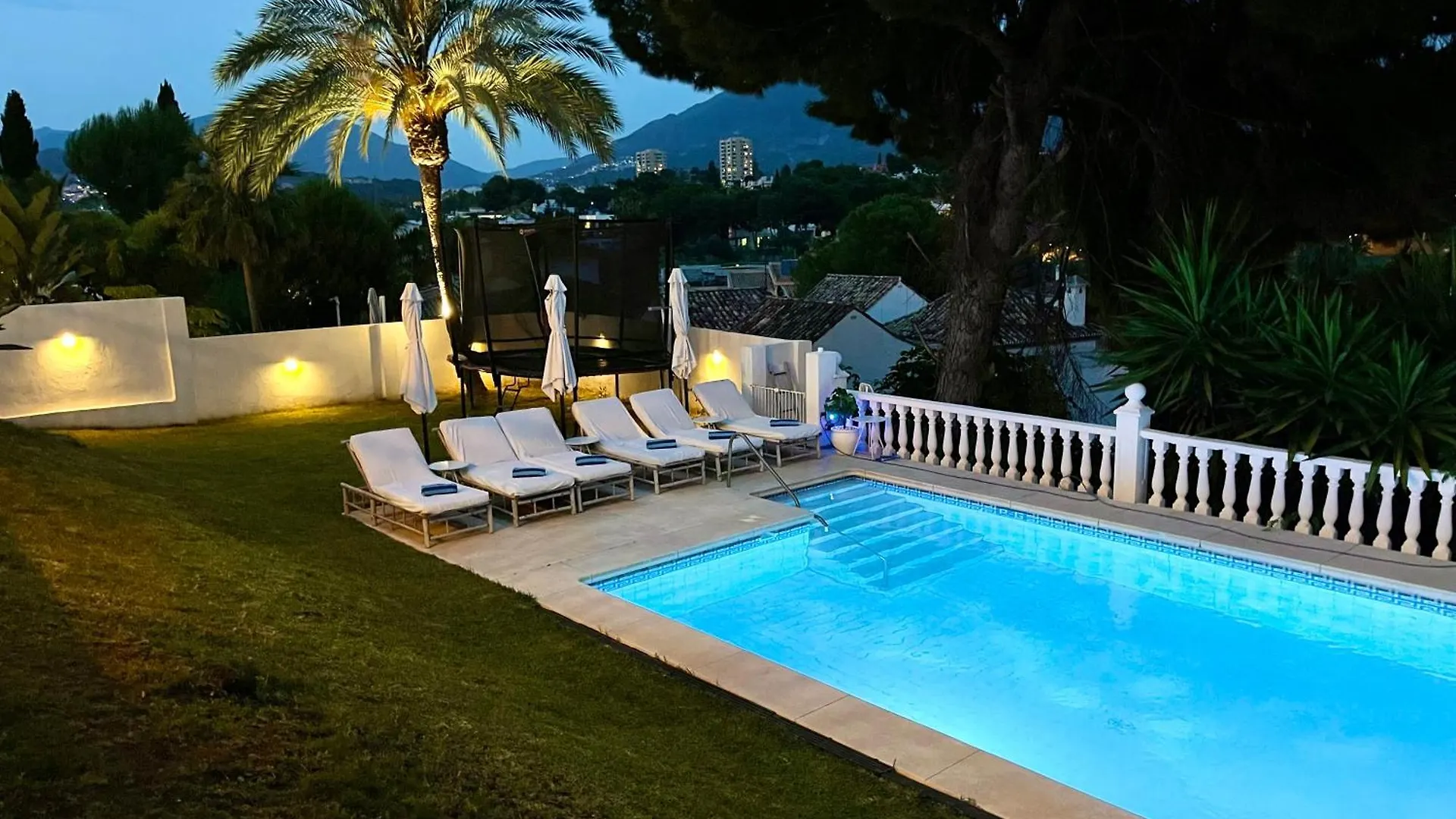 Lovely Accommodation In The Best Location 10-12 Beds! Marbella Villa