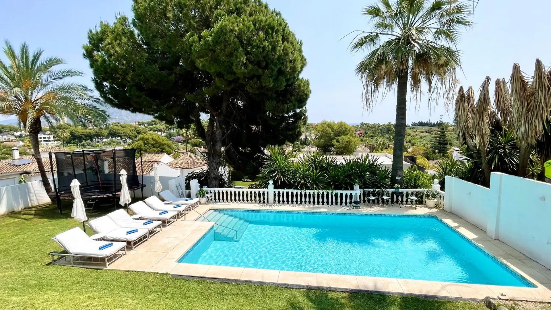 Villa Lovely Accommodation In The Best Location 10-12 Beds! Marbella